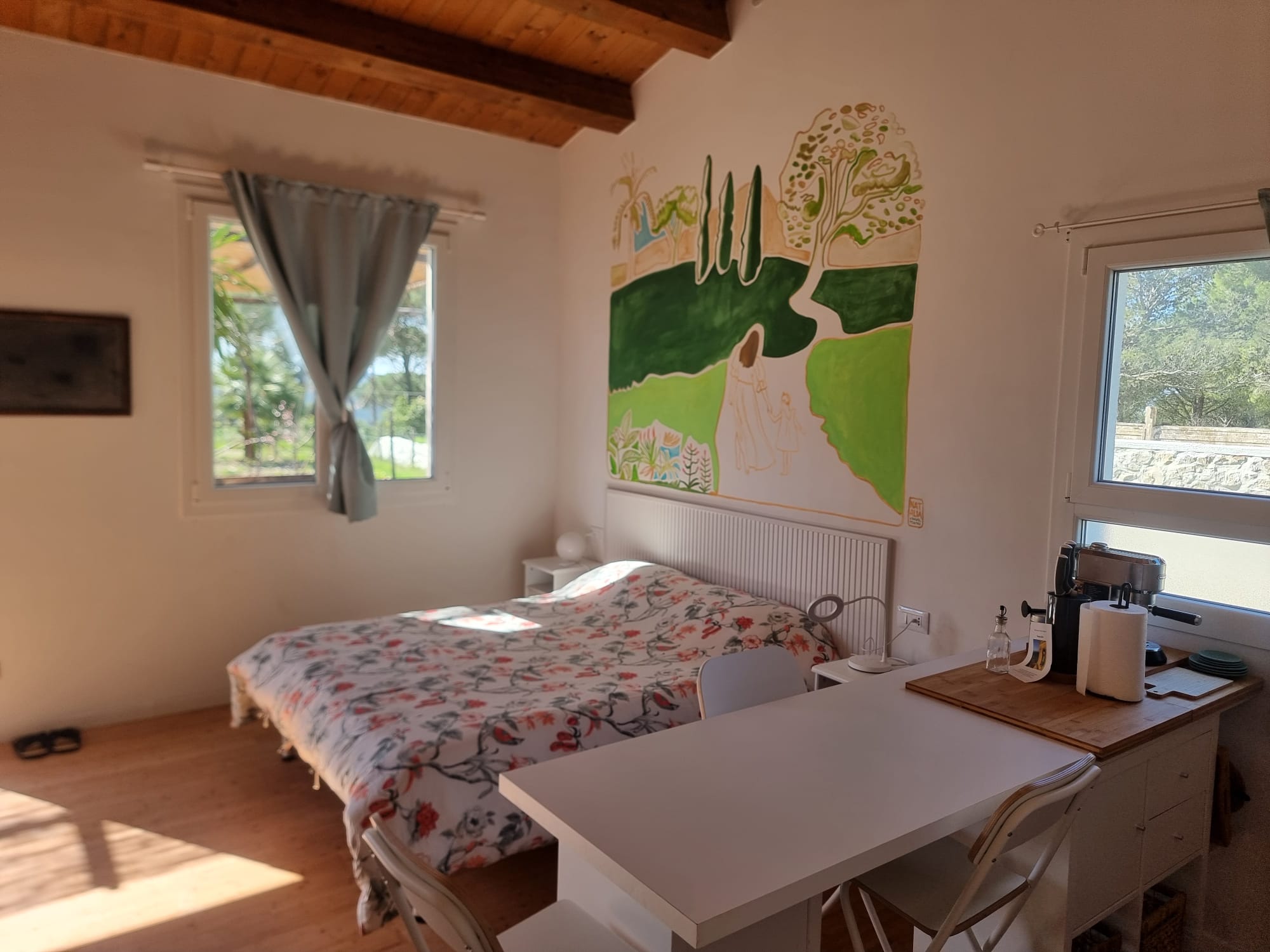 Open space Casa Marie - murale di Natalia Resmini con paesaggio toscano