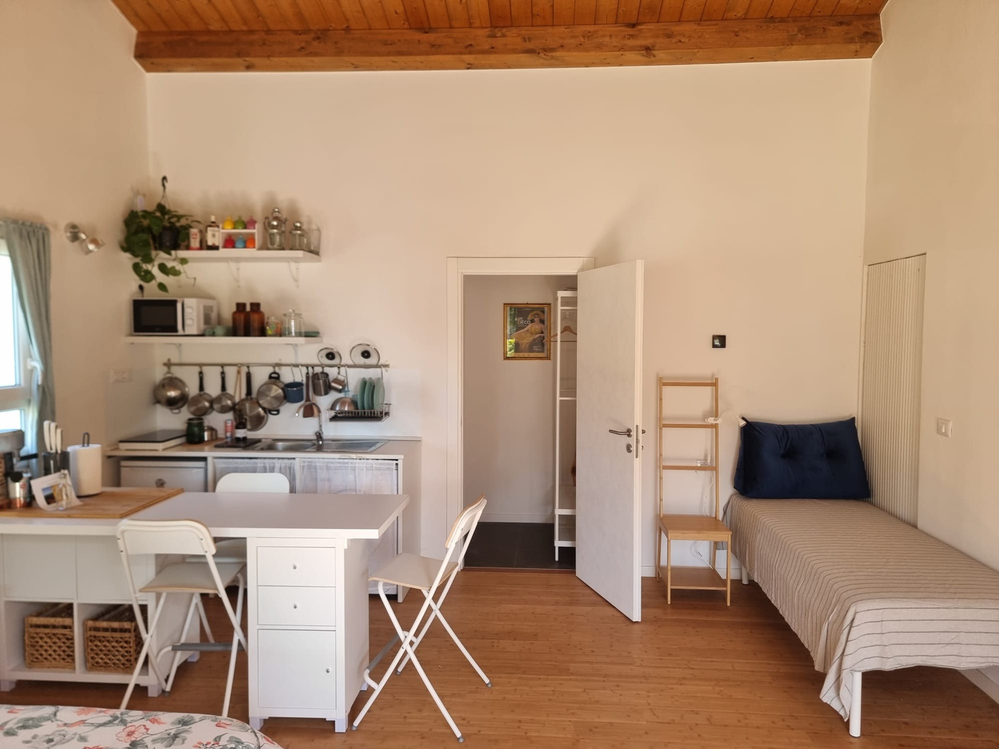 Open space - cucina attrezzata e divano letto